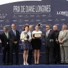 Kate Winslet, aux côtés de Bertrand Bélinguier, remet le prix principal au jockey Gregory Benoist lors du 165e "Prix de Diane Longines" à l'hippodrome de Chantilly le 15 juin 2014.