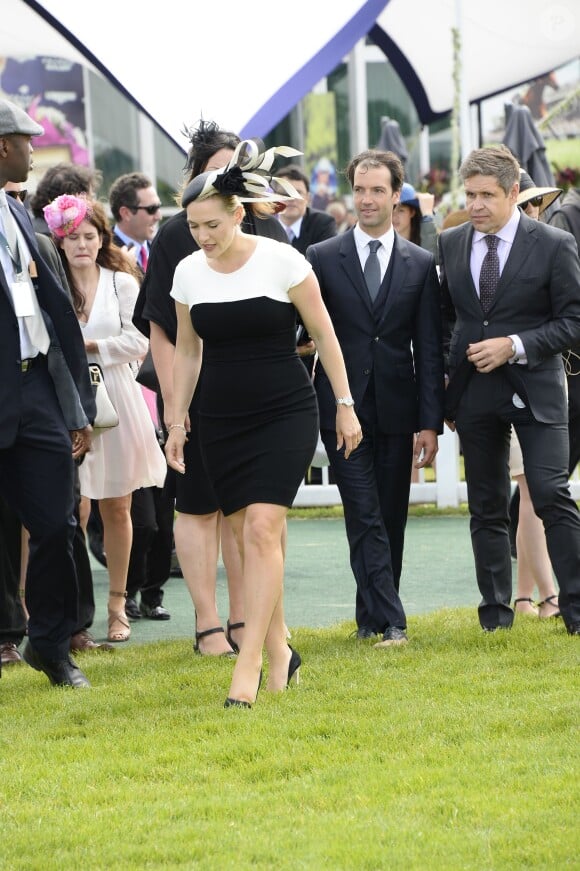Kate Winslet et son mari Ned Rocknroll arrivent lors du 165e "Prix de Diane Longines" à l'hippodrome de Chantilly le 15 juin 2014.