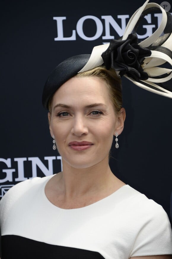 Kate Winslet élégante marraine du 165e "Prix de Diane Longines" à l'hippodrome de Chantilly le 15 juin 2014.