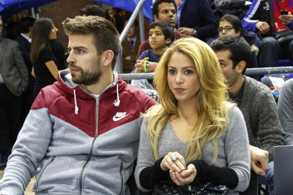 Gerard Piqué et Shakira assistent au match de basket-ball Fenerbahce contre Barcelone, à Barcelone, le 30 novembre 2013.