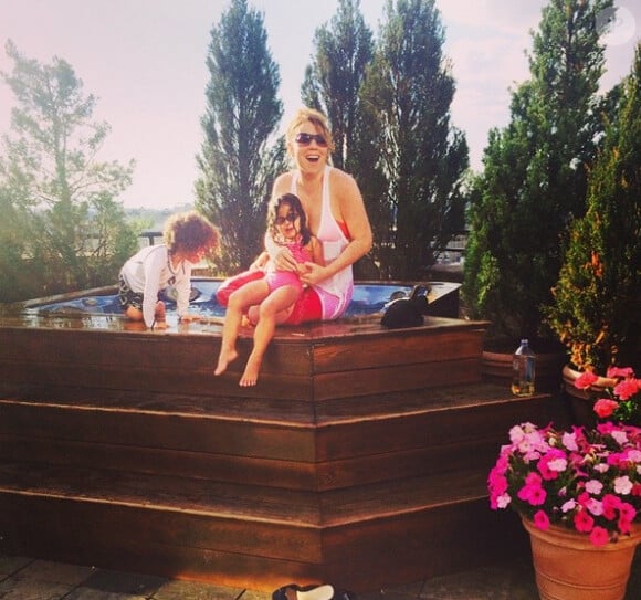 Mariah Carey en pleine séance de bain à remous avec ses enfants, le 6 juin 2014.