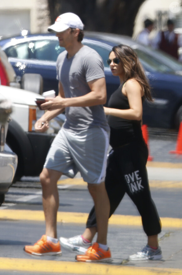 Mila Kunis (enceinte) et Ashton Kutcher à Studio City, le 15 juin 2014.