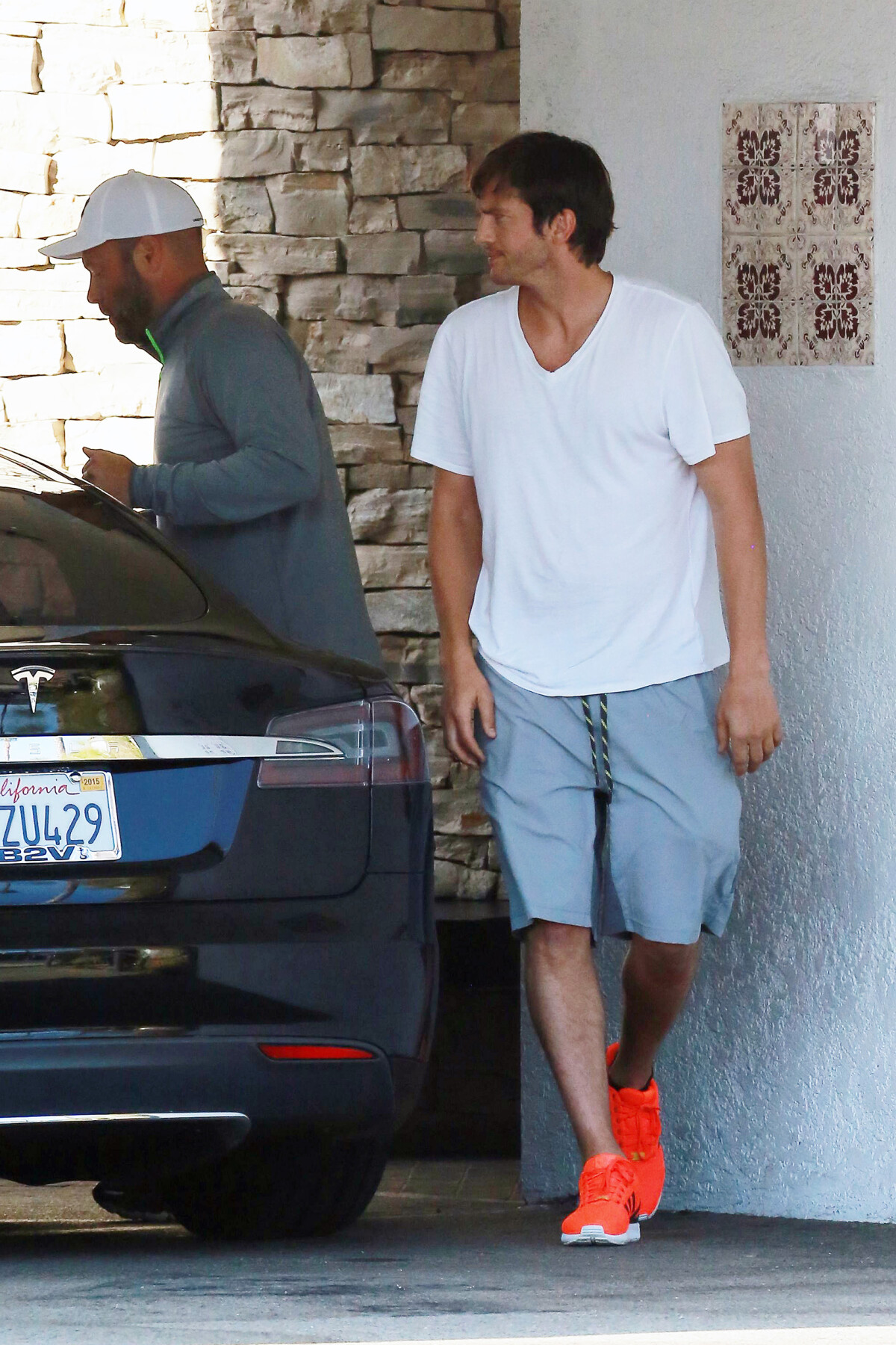 Vidéo : Ashton Kutcher et Mila Kunis dans les rues de Sherman Oaks, le