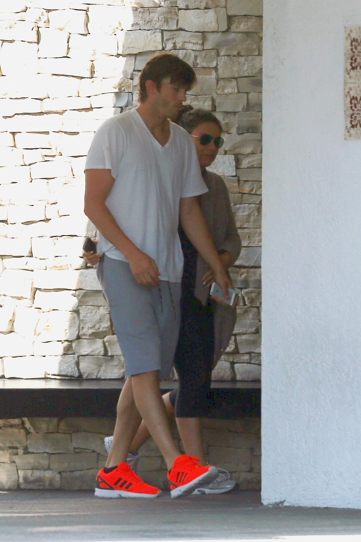 Vidéo : Ashton Kutcher et Mila Kunis have (enceinte) dans les rues de