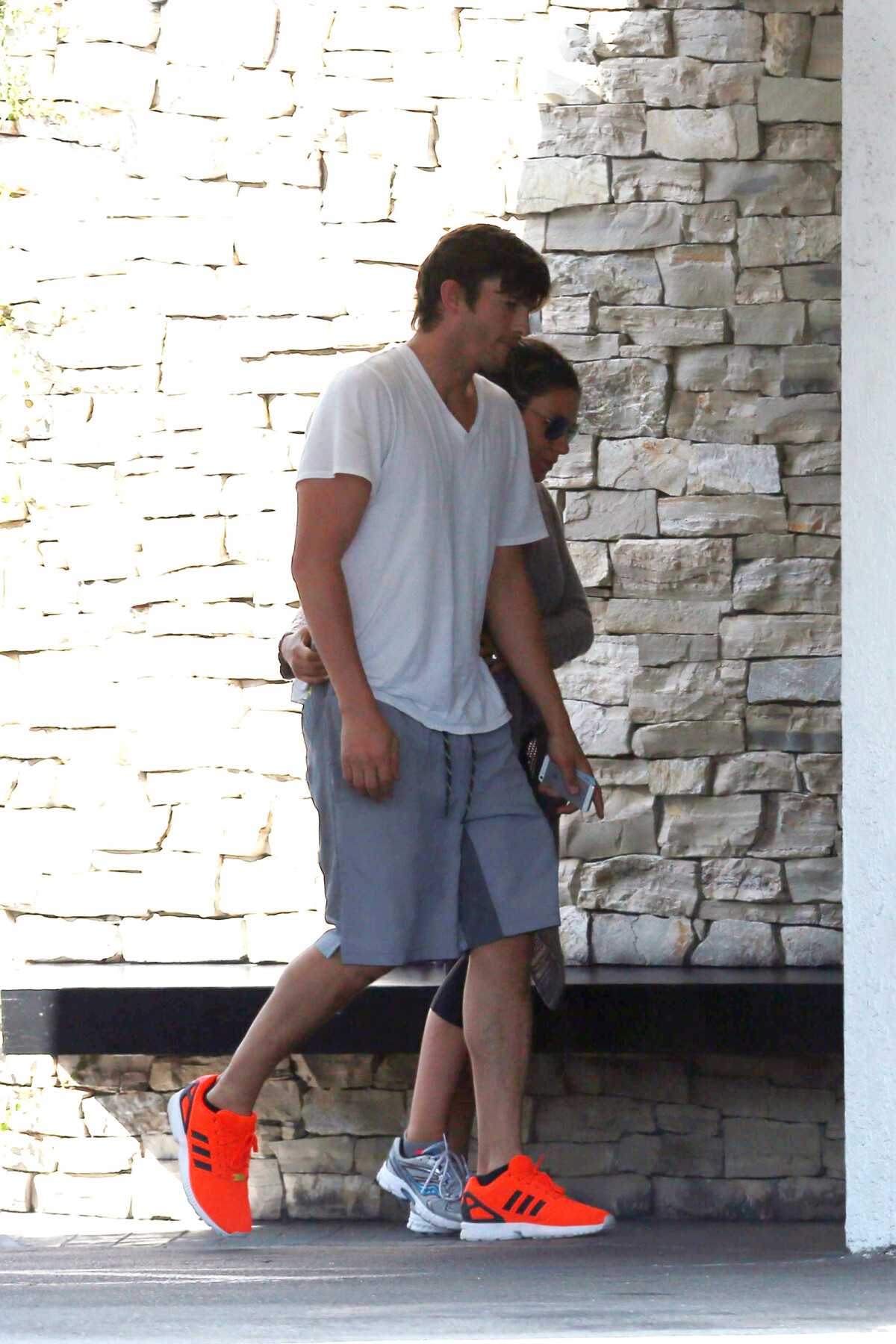 Vidéo : Ashton Kutcher et Mila Kunis (enceinte) dans les rues de