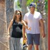 Exclusif -  Mila Kunis, enceinte, et son fiancé Ashton Kutcher font du shopping dans un magasin pour enfants à Sherman Oaks, 17 mai 2014.