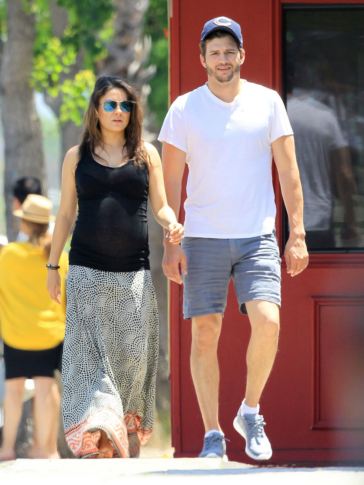 Vidéo : Exclusif - Mila Kunis, enceinte, et son fiancé Ashton Kutcher