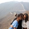 Michelle Obama entourée de ses filles Malia et Sasha lors de son voyage en Chine en mars 2014. Le trio pose fièrement sur la grande muraille de Chine.