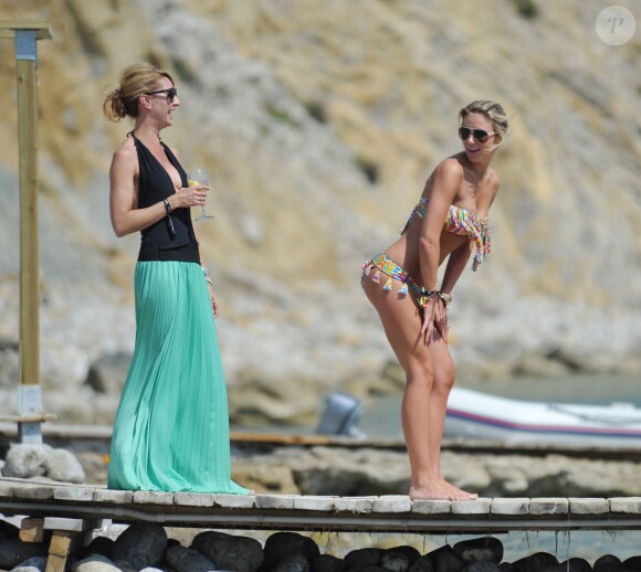 Alex Gerrard sous le soleil d'Ibiza en compagnie d'une amie, le 15 juin 2014