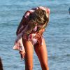 Alex Gerrard et son monokini façon peau de serpent sur les plages d'Ibiza, le 14 juin 2014