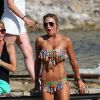 Alex Gerrard tente de se baigner sous le soleil d'Ibiza en compagnie d'une amie, le 15 juin 2014