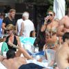 Alex Gerrard parfait son bronzage sous le soleil d'Ibiza en compagnie d'une amie, le 15 juin 2014