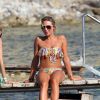 Alex Gerrard parfait son bronzage sous le soleil d'Ibiza en compagnie d'une amie, le 15 juin 2014