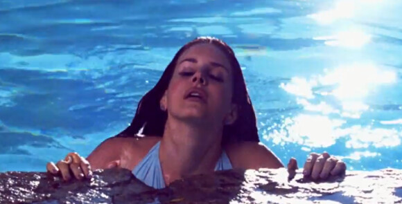 Lana Del Rey, sensuelle, dans le clip de "Shades of Cool", mis en ligne le 17 juin 2014.