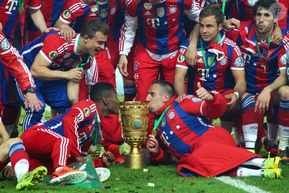 Franck Ribéry et les joueurs du Bayern Munich célèbrent la Coupe d'Allemagne au Stade Olympique de Berlin, le 17 mai 2014