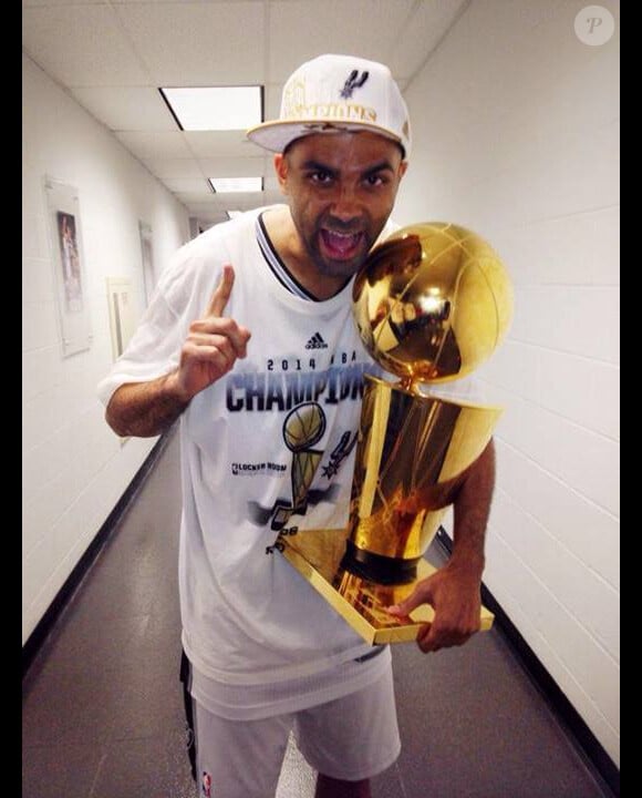 Tony Parker et le trophée du champion NBA décroché le 15 juin 2014 à San Antonio