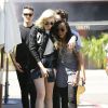 Exclusif - Ireland Baldwin échange un baiser avec la rappeuse Angel Haze après avoir déjeuné avec des amis à Sherman Oaks, le 3 juin 2014. 