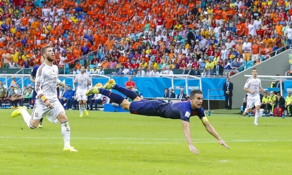Robin van Persie marque contre l'Espagne le 13 juin 2014 à Salvador au Brésil.