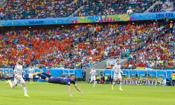 Robin van Persie marque son fameux but contre l'Espagne le 13 juin 2014 à Salvador au Brésil.