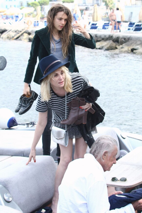 Emmanuelle Seigner et sa fille Morgane Polanski arrivent à Ischia en Italie le 13 juillet 2013.