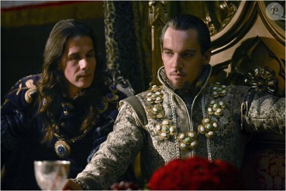 Lothaire Bluteau, à gauche de Jonathan Rhys Meyers, dans Les Tudors.