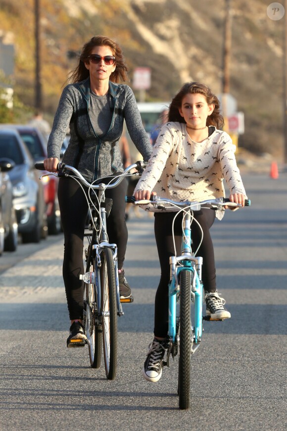 Cindy Crawford et Kaia en vélo à Malibu, Los Angeles, le 4 novembre 2013.