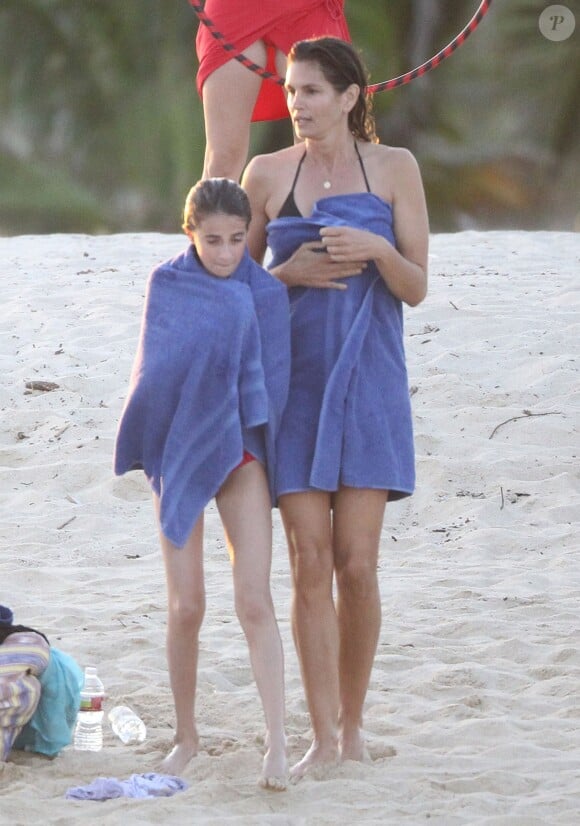 Cindy Crawford et sa fille Kaia Jordan sur une plage de Los Cabos au Mexique. Novembre 2012.