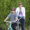 Cindy Crawford et sa fille Kaia à vélo à Malibu, le 16 mars 2014.