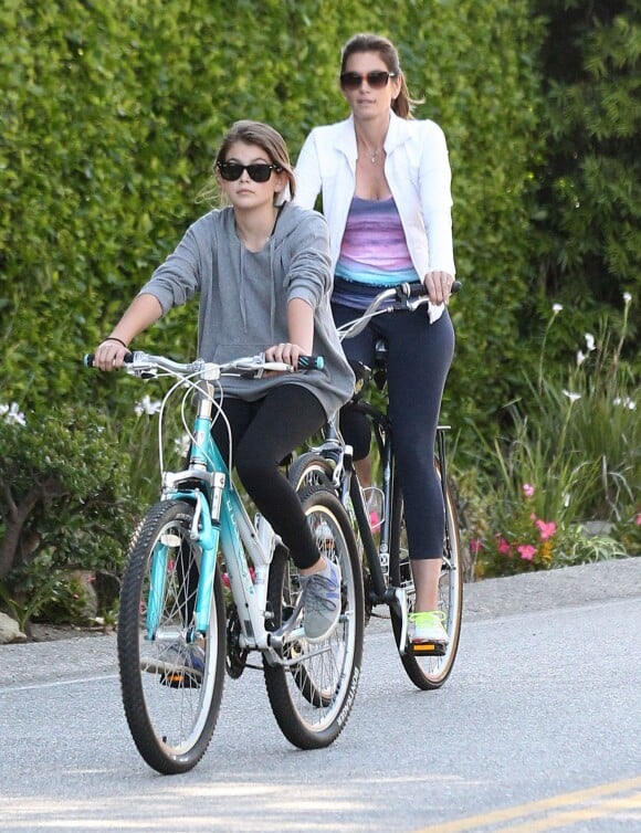 Cindy Crawford et sa fille Kaia à vélo à Malibu, le 16 mars 2014.