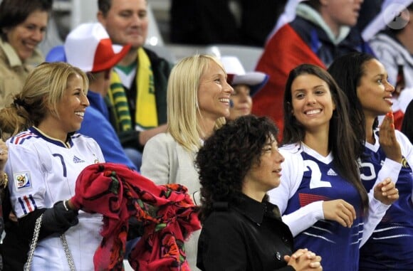Wahiba Ribéry, Sandra, l'épouse de Patrice Evra, et Ludivine, l'épouse de Bacary Sagna, lors du match entre la France et l'Uruguay, le 11 juin 2010 à Capetown