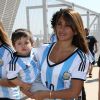Antonella Roccuzzo, la compagne de Lionel Messi, avec leur fils Thiago pour assister au match Argentine-Iran le 21 juin 2014 à Belo Horizonte au Brésil.
