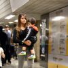 Antonella Roccuzzo, la compagne de Lionel Messi, rentre en Argentine avec leur fils Thiago après avoir rendu visite à son amoureux à Belo Horizonte au Brésil, le 22 juin 2014.  