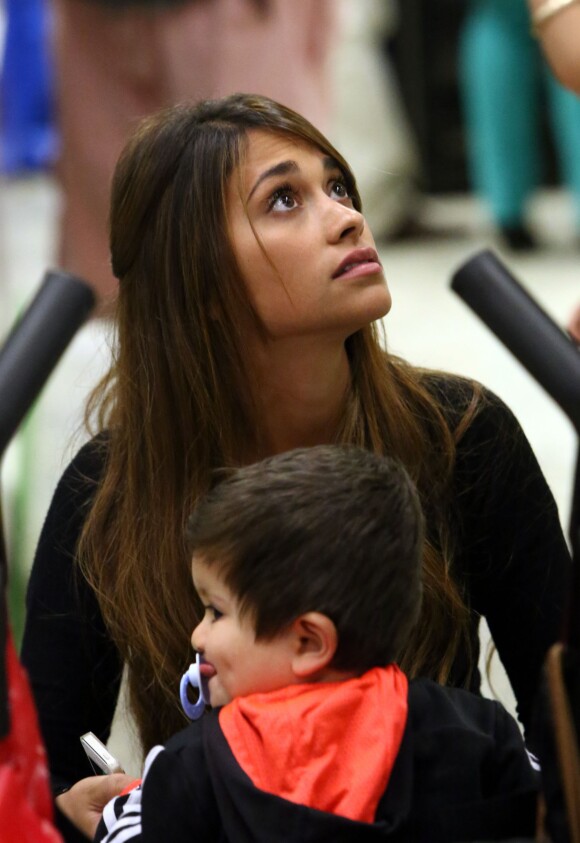 Antonella Roccuzzo, la compagne de Lionel Messi, à l'aeroport Confins. Elle rentre en Argentine avec leur fils Thiago après avoir rendu visite à son amoureux à Belo Horizonte au Brésil, le 22 juin 2014.  