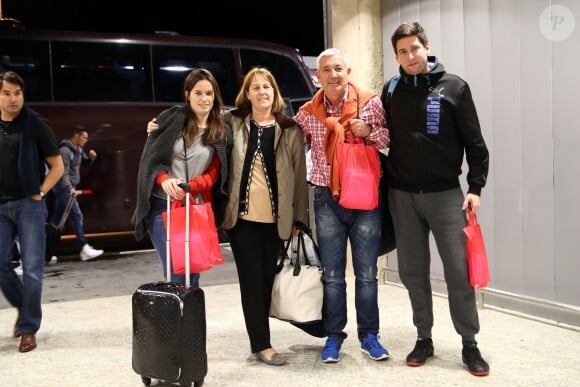 La famille d'Augusto Fernandez à l'aeroport de Belo Horizonte (Brésil), le 22 juin 2014. Elle rentre en Argentine après avoir rendu visite au joueur en pleine Coupe du monde. 