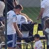 Lionel Messi s'entraîne avec son fils Thiago le 22 juin 2014 à Belo Horizonte pendant la Coupe du monde au Brésil. 