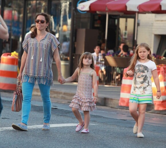 L'ancienne compagne de feu Philip Seymour Hoffman, Mimi O'Donnell, avec leurs filles Tallulah (8 ans) et Willa (6 ans) à New York le 21 juin 2014