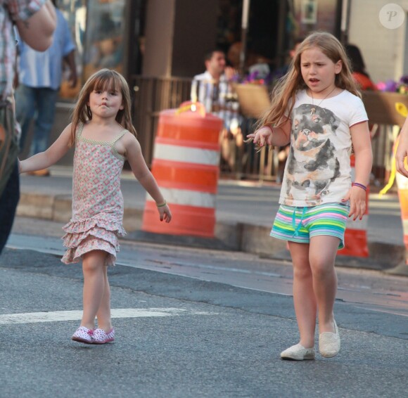 Tallulah (8 ans) et Willa (6 ans), les filles de l'ancienne compagne de feu Philip Seymour Hoffman, Mimi O'Donnell, à New York le 21 juin 2014
