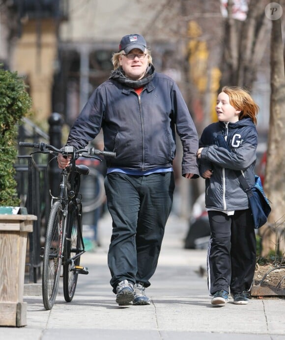 Philip Seymour Hoffman faisant du vélo avec son fils Cooper à New York le 20 mars 2013