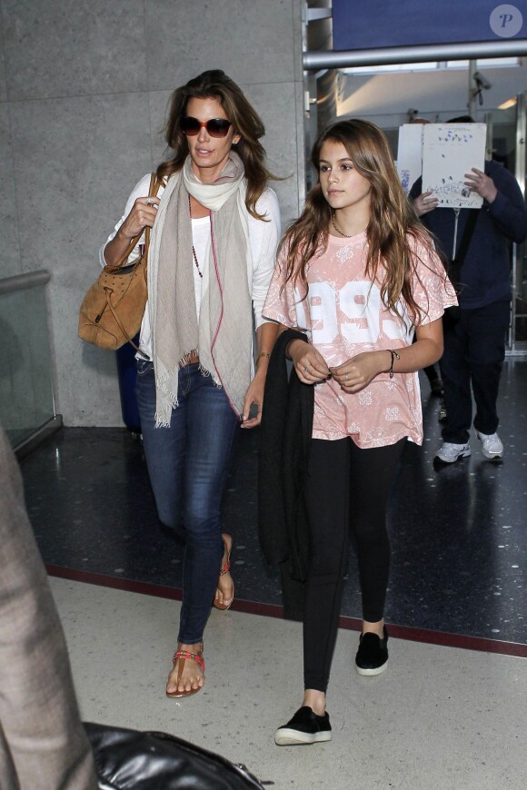 Cindy Crawford et sa fille de 12 ans Kaia Gerber arrivent à l'aéroport de Los Angeles le 21 juin 2014