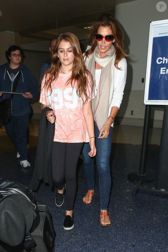 Cindy Crawford et sa jolie fille de 12 ans Kaia Gerber arrivent à l'aéroport de Los Angeles le 21 juin 2014 après avoir voyagé à New York