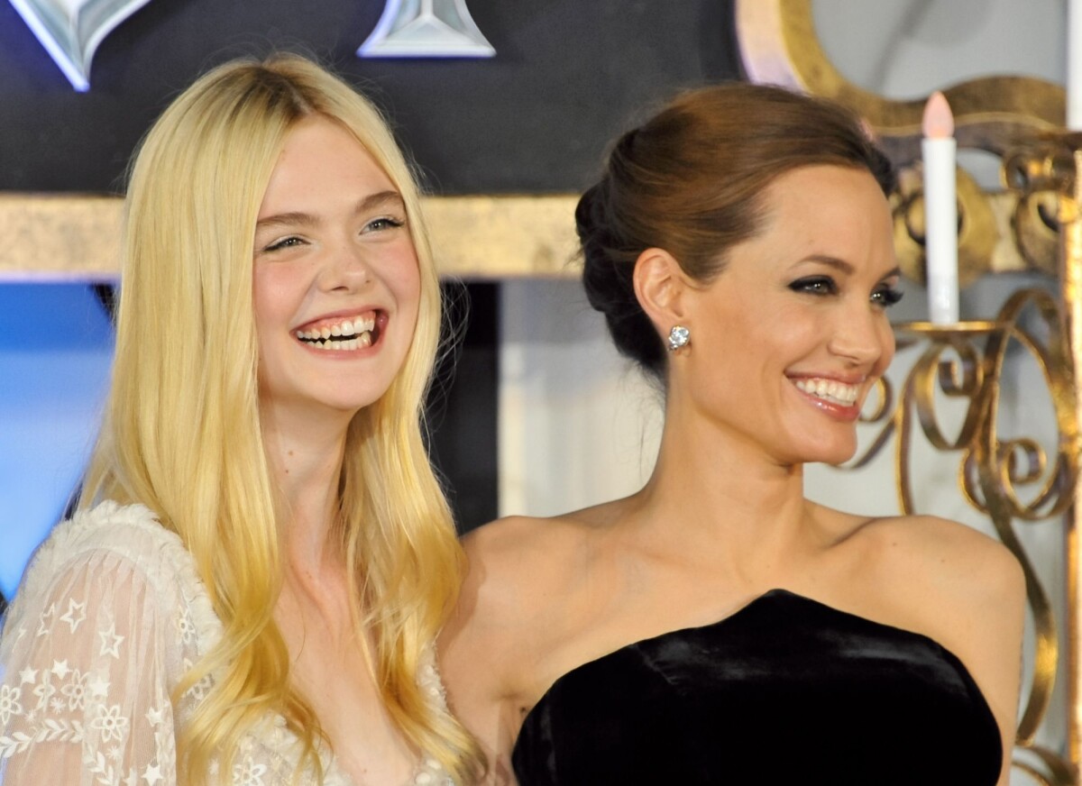 Photo Elle Fanning et Angelina Jolie à la première du film Maléfique(01)
