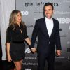 Justin Theroux main dans la main avec sa fiancée Jennifer Aniston lors de la présentation de la série HBO "The Leftovers" à New York le 23 juin 2014