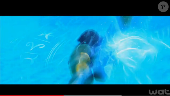 Une jeune femme dans une piscine dans la première bande-annonce de Secret Story 8