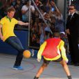 Prince Harry joue au football avec les enfants bénéficiaires du projet Acer à Diadema au Brésil, le 25 juin 2014.