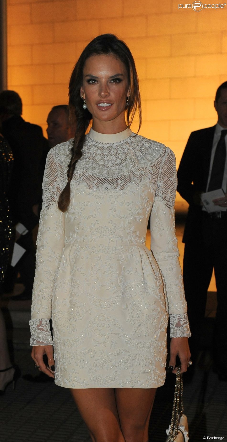Alessandra Ambrosio assiste à un dîner au consulat britannique de Sao Paulo, le 25 juin 2014, en présence du prince Harry.