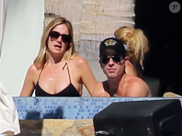 Jennifer Aniston et son fiancé Justin Theroux en vacances avec leurs amis à Cabo San Lucas, Mexique, le 30 décembre 2013