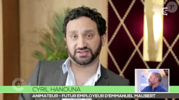 L'animateur Cyril Hanouna encourage son nouveau chroniqueur dans "C à vous" sur France 5. Jeudi 26 juin 2014.