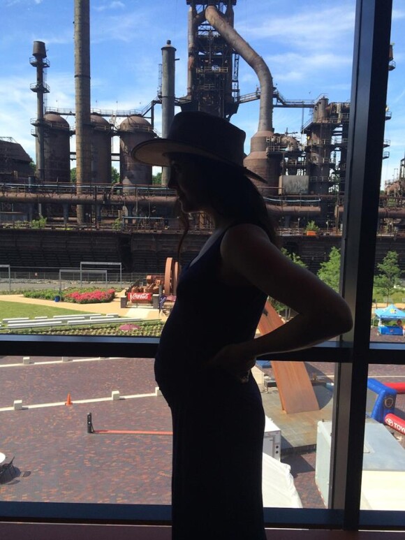 Vanessa Carlton pose enceinte sur Facebook le 26 juin 2014.