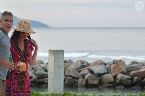 Exclusif - George Clooney et sa nouvelle compagne Amal Alamuddin en vacances sur une île dans l'Océan indien, le 13 mars 2014.