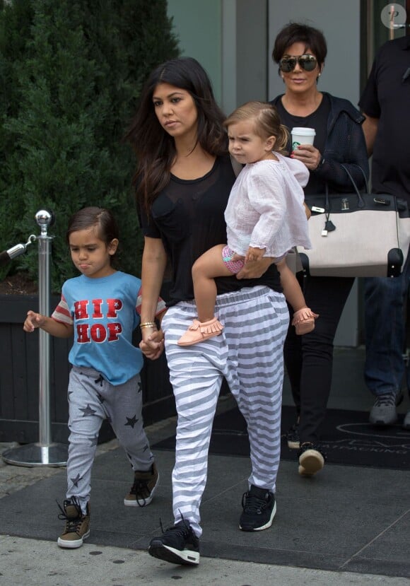 La famille Kardashian (Kris Jenner, Kylie Jenner, Kendall Jenner, Kourtney Kardashian avec ses enfants Mason et Penelope) monte dans un hélicoptère en direction des "Hamptons" où ils tournent actuellement leur émission de télé réaité, le 28 juin 2014